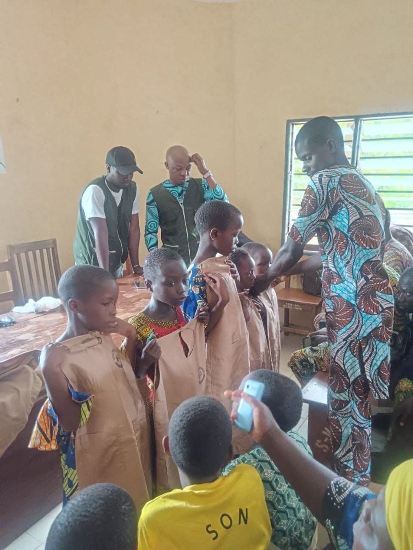 Don de tenues scolaires à Sodohomè